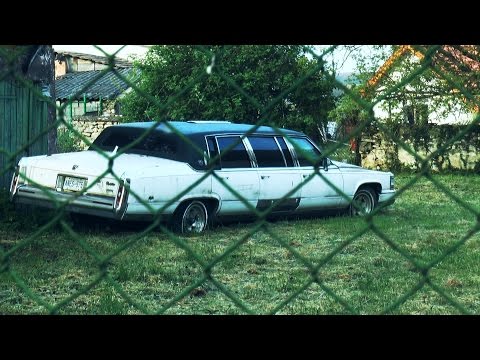 Roncsok 2. - Limuzin az udvaron