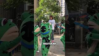 Download lagu This woman is funny fighting frogs🤣 mp3