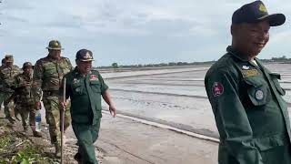 ដឹកនាំកម្លាំងចុះពនិត្យព្រំដែន​ ក្នុងភូមិសាស្ត្រឃុំកំពង់ក្រសាំង​ ស្រុកបូរីជលសារ​ ខេត្តតាកែវ