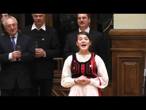 Dániel Kinga énekel a Ludovika Egyetem karácsonyi állófogadásán