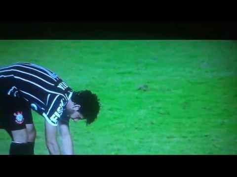 Rogério Ceni, o bambi pai, se adianta em penalti de Alexandre Pato.  Corinthians x São Paulo
