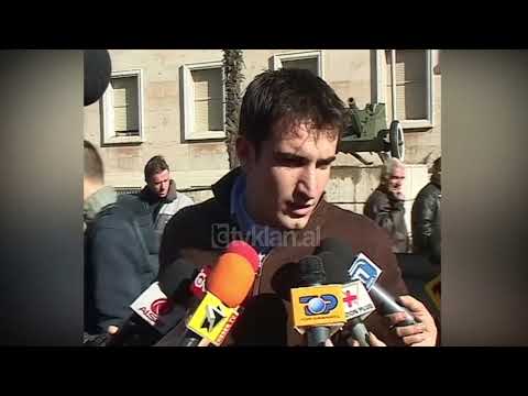 Protesta e lëvizjes “MJAFT” përpara kryeministrisë (11 Janar 2004)