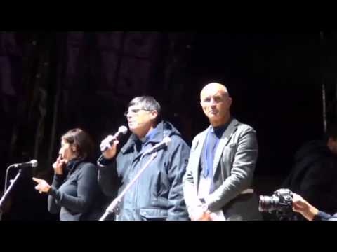 viene pronunciato il nome di Napolitano, la folla grida "Assassino"