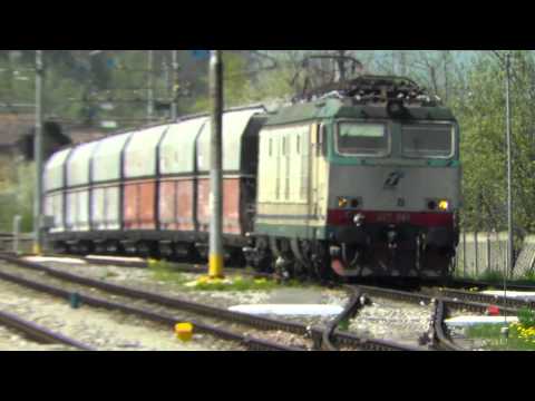 TIGRE E. 652.044 IN MANOVRA CON CARRI MERCI : ROBILANTE (CN) 13 - 4 -  2014.