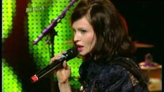 Sophie Ellis Bextor - Groovejet (If This Ain&#39;t Love) LIVE