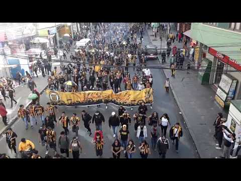 "Caravana La Gloriosa Ultra sur 34 (clásico 26/08/18) THE STRONGEST Vs bolivar 2018" Barra: La Gloriosa Ultra Sur 34 • Club: The Strongest