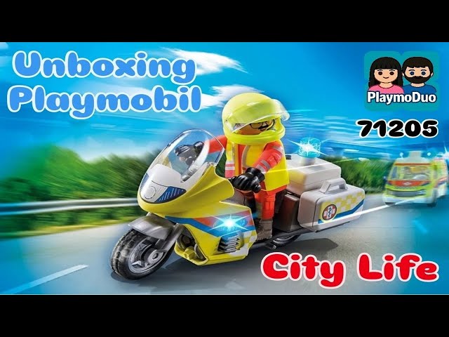 Vídeo relacionado con PLAYMOBIL City Life 71205 Moto de Emergencias con luz Intermitente, Juguete para niños a Partir de 4 años