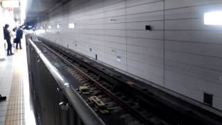 横浜市営地下鉄ブルーライン　3000V形（5次車）の入線シーン