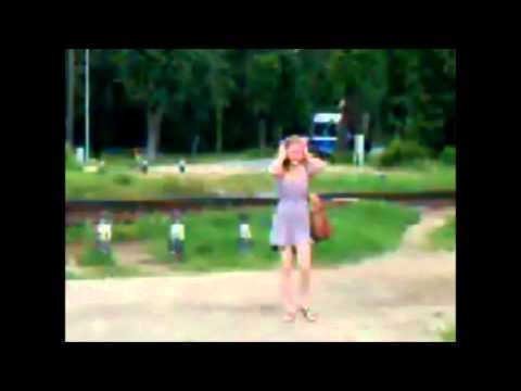 ELĪZAI UZBRŪK LAPSENE