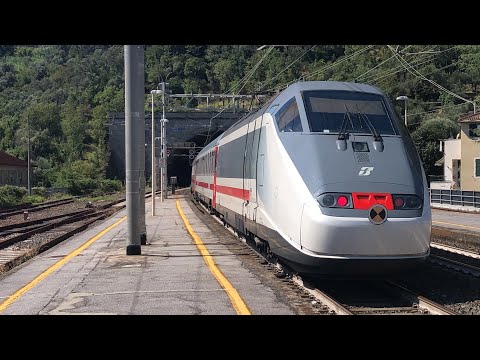 IC 35536 MILANO CENTRALE-VENTIMIGLIA IN DTS IN PARTENZA DALLA STAZIONE DI VARAZZE