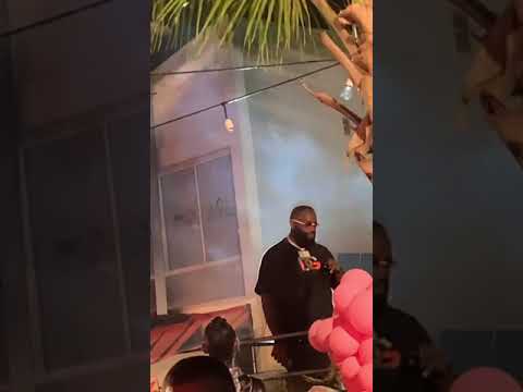 Rick Ross ouvindo refrão do Rookie Uno em Indecifrável