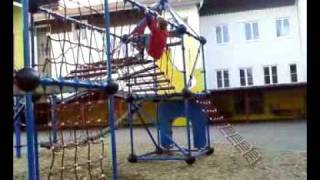 sprung vom klettergerüst