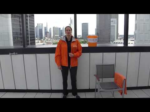 Vorstand Katharina Herrmann macht die ALS Ice Bucket Challenge!