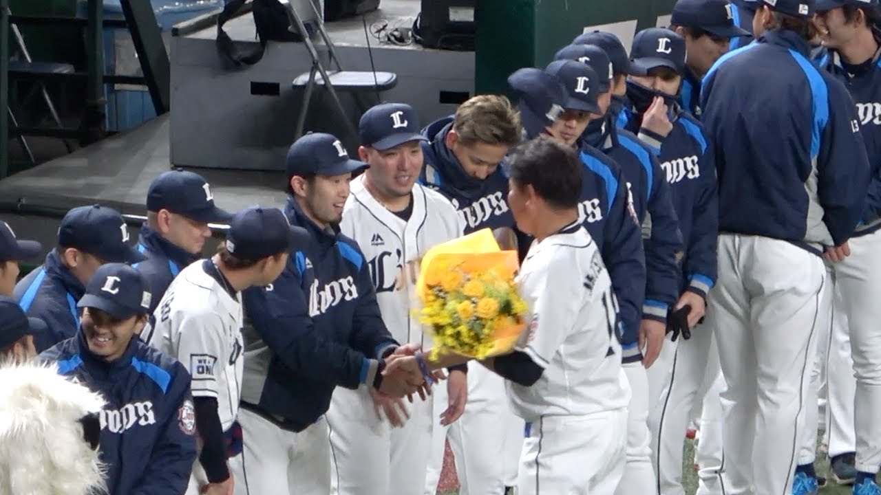 松坂大輔投手 イチロー氏の花束を抱えたままライオンズのチームメイトと握手2021年12月4日撮影【西武ファン感】