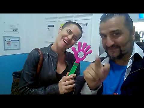 Silvia Salemi saluta i fan con Il Salutatore