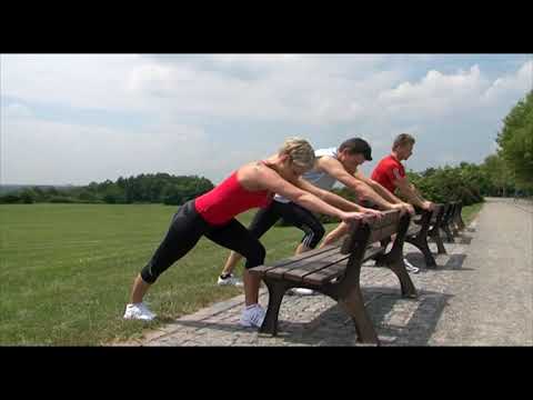 Cvičení s Davidem Hufem - strečink v parku na lavičce