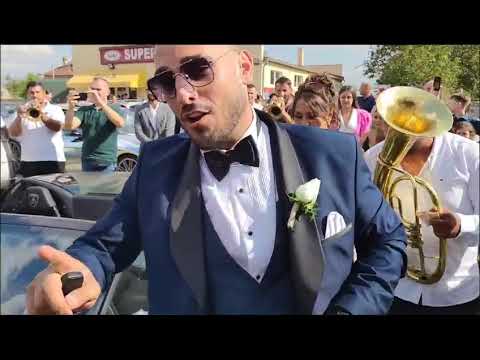 Darko Lazić i Katarina stižu ispred crkve u pratnji trubača