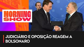 Aras é pressionado para abrir investigação contra Bolsonaro