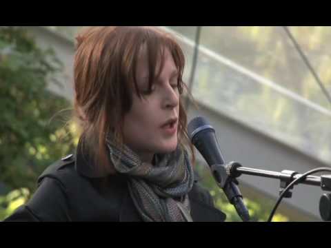 Mary Hampton 01 - Moseley Folk Festival 2009