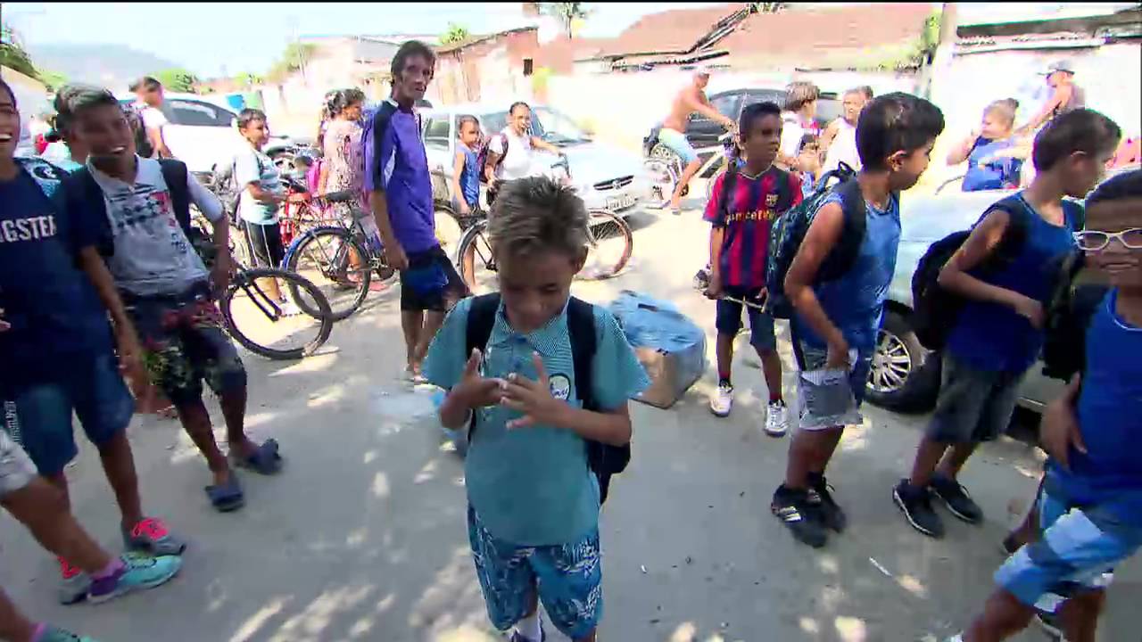 Polícia ajuda criança a estudar