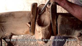 preview picture of video 'Meet the Asturians - Traditional wooden clogs (Madreñas)'