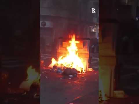Torino, cassonetti in fiamme come barriere al corteo per Askatasuna