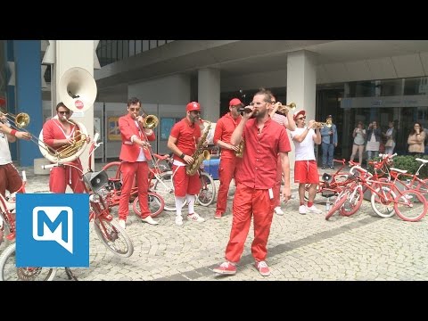 Moop Mama spielt Guerilla-Konzert auf Münchens Straßen (Rundfunkplatz, München)