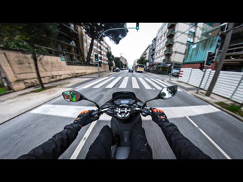 POV: HONDA PCX 125 Scooter Downtown Ride