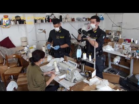 Prato, sfrutta i lavoratori per produrre mascherine: arrestato