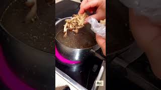 包丁いらずのお味噌汁｜冷凍しめじを使って