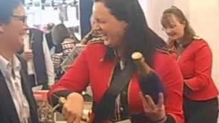 preview picture of video 'Åben champagnen med en sabel/How to Saber a Champagne Bottle.   ( Herning Kongrescenter )'