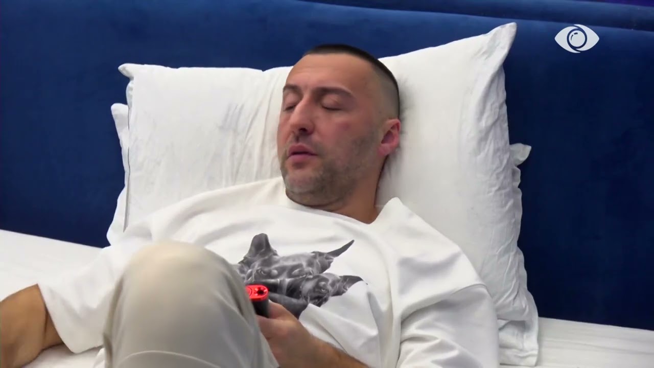 Gjesti fshin mesazhin e shkruar nga Egli për të në pasqyrë dhe vendos tekstin e këngës që krijoi