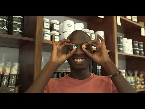 ロンドンのモンスターショップの中 (Inside London's monster shop)