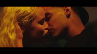 WHITE GIRL Clip - First Kiss