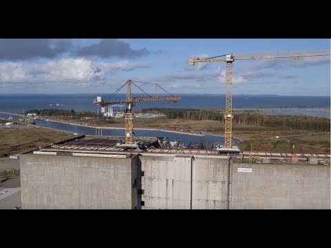 XXL-Krane von BKL auf Schienen auf dem Dach des Kraftwerks Lubmin
