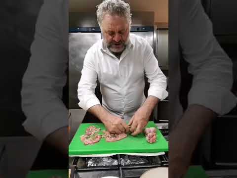 Bucatini col coniglio a modo mio, frittata di cipollotti e pane duro, crostini con mascarpone e pomo