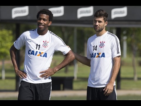 Treino de sbado no CT do Corinthians: muito trabalho e descontrao