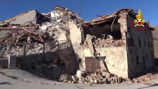 Terremoto, in volo sopra Castelluccio di Norcia e l'impressionante crepa sul monte Redentore