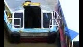 preview picture of video 'barco estacionandose en patzcuaro'