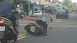 【自摔影片】千萬不要單手騎車 要注意安全...!