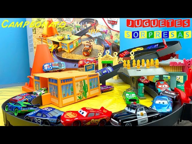 Vídeo relacionado con Mattel Disney Pixar Cars Rescate a toda máquina en Radiador Springs Circuito de carreras de rescate Conjunto con Rayo McQueen y Chick Hicks con 2 vehículos del equipo de Pitties, JFL57