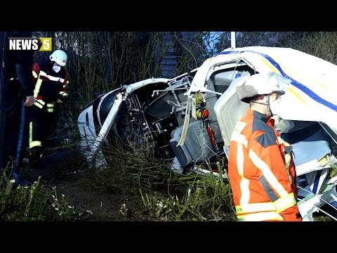 Sportflugzeug stürzt ab und kommt vor Kindergarten zum Liegen