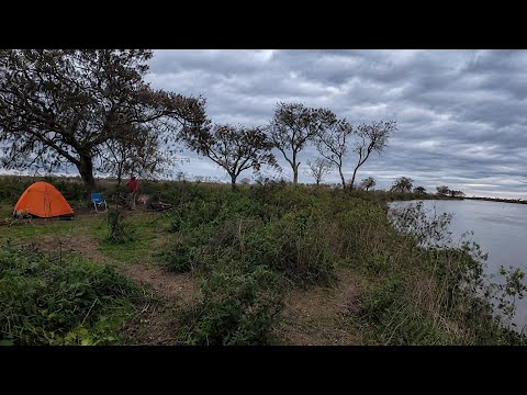 PESCA INCREÍBLE CON EL RIO CRECIENDO - PESCA Y ACAMPE 