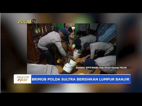 POLISI DI KENDARI BERSIHKAN LUMPUR PASCA BANJIR