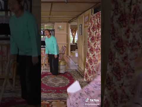 Empat Dara duduk di tepi sungai  Agichuuuwwww