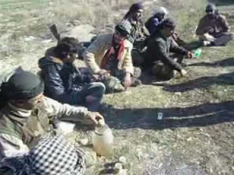 استراحة مقاتلين لواء أسود السنة على محيط كتبة الدفاع الجوي في الميادين