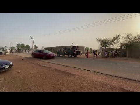 暴力破壞了尼日利亞女孩與家人的團聚。 (Violence mars Nigerian girls reunion with families)