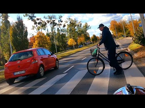 Czerwony Yaris nieomal potrącił rowerzystę na przejściu dla pieszych 09.10.2022 Ostrów Wielkopolski.