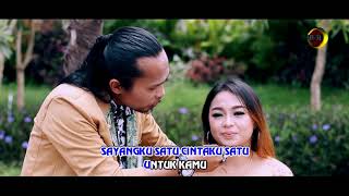 Download lagu Dewi Ayunda Feat. Arya Satria - Sayangku Satu | Dangdut ( Music Video) mp3