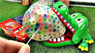 Disney Cars Lightning Mcqueen Orbeez Water Balloon Bomb Experiment Crocodile Attack オービーズの水風船Gizmone